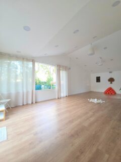 Même en plein automne, la salle de pratique reste baignée de lumière…
Un espace doux, calme et ouvert sur la nature, où les groupes peuvent se retrouver pour pratiquer, créer, respirer.
À la Villa Jema, la lumière change au fil des saisons, mais l’énergie reste la même : paisible, inspirante, vivante.

🍂✨ Prêts à accueillir vos stages, retraites et ateliers.

#villajema #stagebienêtre #retraitebienêtre #sallelumineuse #yogastudio #lumière #automne #gitedestage #salledeseminaire #retraiteyoga