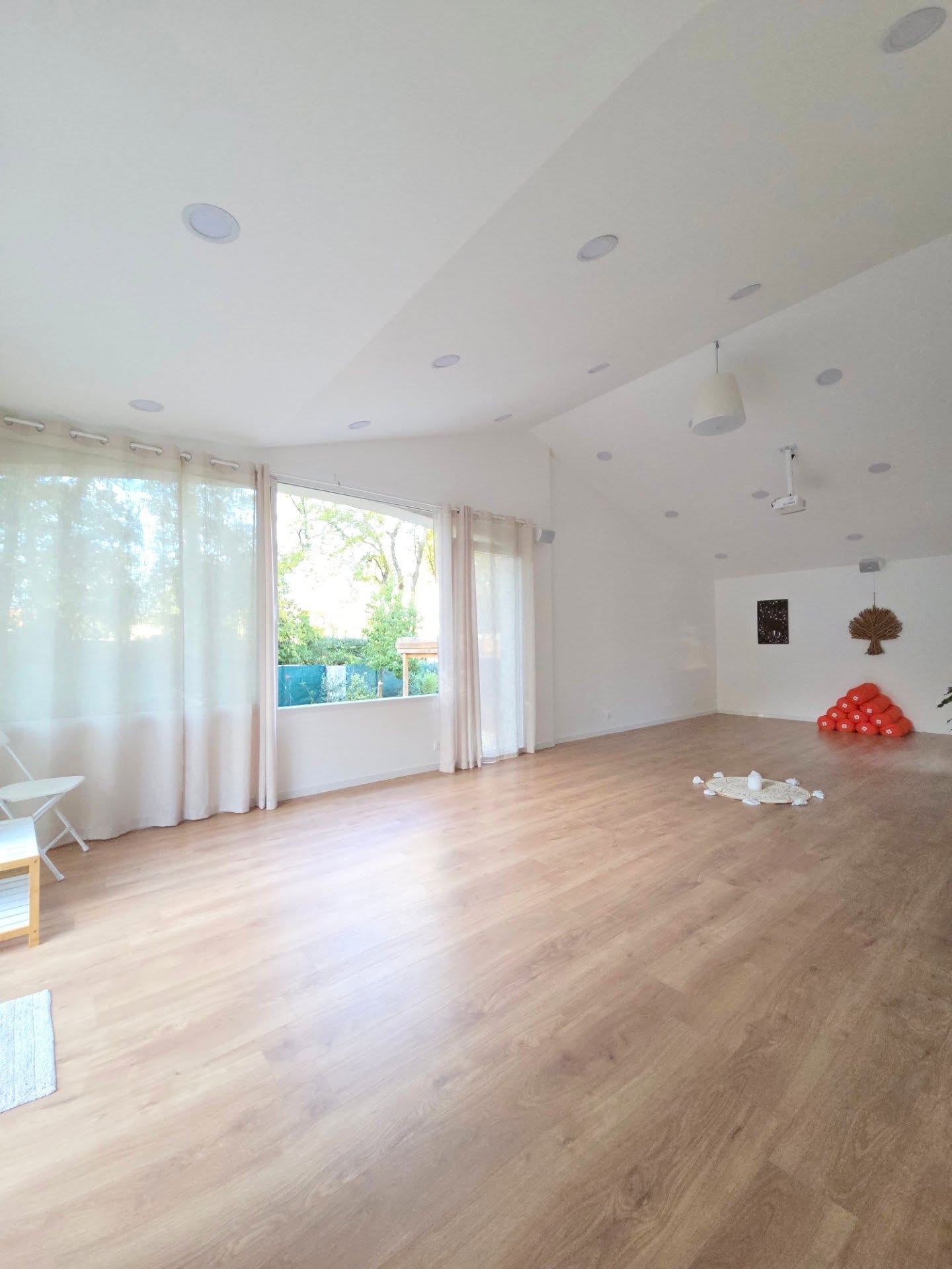 Même en plein automne, la salle de pratique reste baignée de lumière…
Un espace doux, calme et ouvert sur la nature, où les groupes peuvent se retrouver pour pratiquer, créer, respirer.
À la Villa Jema, la lumière change au fil des saisons, mais l’énergie reste la même : paisible, inspirante, vivante.

🍂✨ Prêts à accueillir vos stages, retraites et ateliers.

#villajema #stagebienêtre #retraitebienêtre #sallelumineuse #yogastudio #lumière #automne #gitedestage #salledeseminaire #retraiteyoga