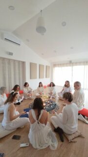 Un immense merci à Caroline, Sandra, Mathilde, Laure, Laurie, Louise, Géraldine, Charlotte, Alessandra et Michel pour ce beau week-end à la Villa Jema pour la retraite yoga Cocoon d’hiver organisée par Karen. @lacabane.yoga.studio
Quatre jours tout en douceur, en relaxation, en partages, en rires, en pleurs et en cocooning. ❄️
Que le retour dans vos maisons prolonge encore un peu cette parenthèse.
Ravis d’avoir accueilli ce joli groupe sous la lumière d’hiver.🌟

#Cocoon #YogaRetreat #VillaJema #Gratitude #WeekEndYoga