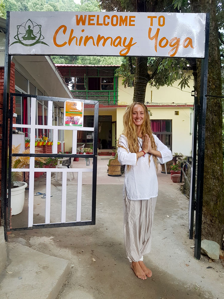 Caroline devant temple yoga