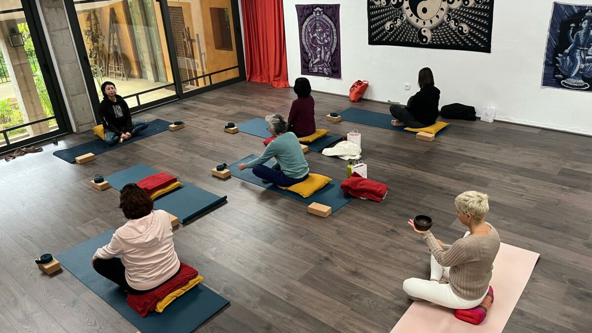 femmes dans salle de yoga