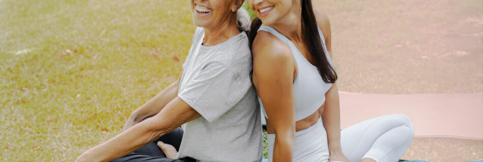 Deux femmes qui font du yoga