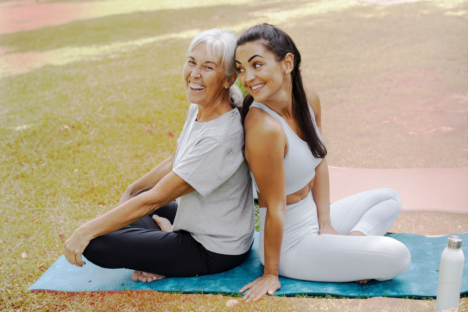 Deux femmes qui font du yoga