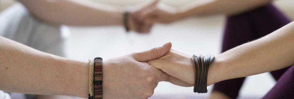 Femmes se tenant la mains